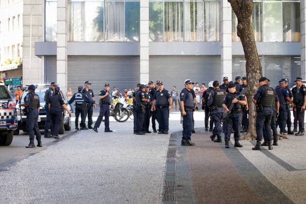 SÃO PAULO, SP - 24.03.2020: QUARENTENA EM SP - This quarantine will be effective this Tuesday (24) in the 645 municipalities of the state of São Paulo. Determined by Governor João Doria (PSDB), the measure requires the closing of trade and maintains essential services, such as the areas of health, food and security. The quarantine runs until April 7, and can be extended. In the photo an agglomeration of GCM police officers. x1897305x  ViniciusxNunes
