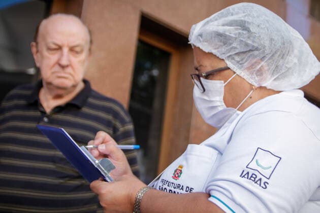 SÃO PAULO, SP - 24.03.2020: QUARENTENA EM SP - This quarantine will be effective this Tuesday (24) in the 645 municipalities of the state of São Paulo. Determined by Governor João Doria (PSDB), the measure requires the closing of trade and maintains essential services, such as the areas of health, food and security. The quarantine runs until April 7, and can be extended. In Fotos elderly people present documents to get flu vaccine. x1897306x  ViniciusxNunes