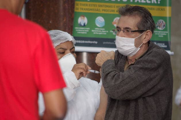 SÃO PAULO, SP - 24.03.2020: QUARENTENA EM SP - This quarantine will be effective this Tuesday (24) in the 645 municipalities of the state of São Paulo. Determined by Governor João Doria (PSDB), the measure requires the closing of trade and maintains essential services, such as the areas of health, food and security. The quarantine runs until April 7, and can be extended. In the photo an elderly man gets a flu vaccine. x1897307x  ViniciusxNunes