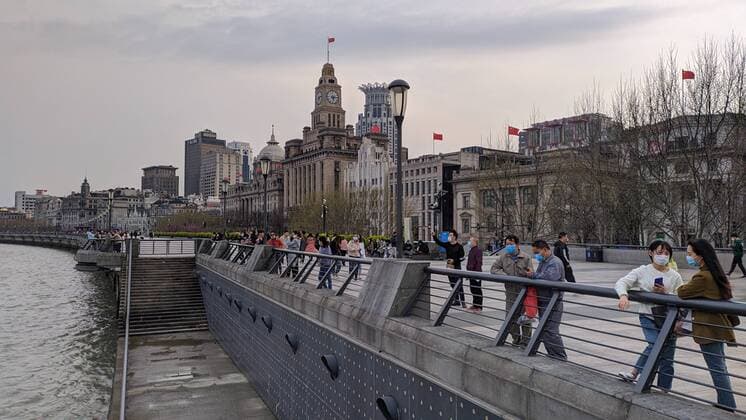 (200324) -- SHANGHAI, March 24, 2020 -- Tourists are seen at the Bund in Shanghai, east China, March 24, 2020. Shanghai announced downgrading of its emergency response to the novel coronavirus outbreak from level I to level II starting Tuesday. (Photo by Xinhua) CHINA-SHANGHAI-COVID-19-EMERGENCY RESPONSE-DOWNGRADE (CN) WangxXiang 