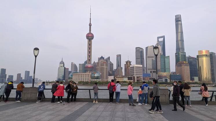(200324) -- SHANGHAI, March 24, 2020 -- Tourists are seen at the Bund in Shanghai, east China, March 24, 2020. Shanghai announced downgrading of its emergency response to the novel coronavirus outbreak from level I to level II starting Tuesday. (Photo by Xinhua) CHINA-SHANGHAI-COVID-19-EMERGENCY RESPONSE-DOWNGRADE (CN) WangxXiang 