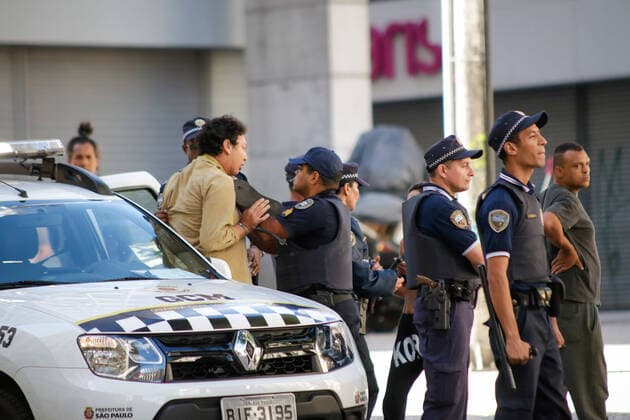 SÃO PAULO, SP - 24.03.2020: QUARENTENA EM SP - This quarantine will be effective this Tuesday (24) in the 645 municipalities of the state of São Paulo. Determined by Governor João Doria (PSDB), the measure requires the closing of trade and maintains essential services, such as the areas of health, food and security. The quarantine runs until April 7, and can be extended. In the photo an agglomeration of GCM police with homeless people x1897316x  ViniciusxNunes