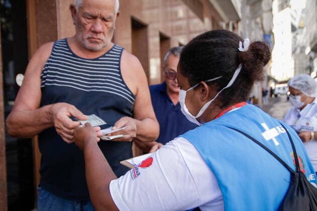 SÃO PAULO, SP - 24.03.2020: QUARENTENA EM SP - This quarantine will be effective this Tuesday (24) in the 645 municipalities of the state of São Paulo. Determined by Governor João Doria (PSDB), the measure requires the closing of trade and maintains essential services, such as the areas of health, food and security. The quarantine runs until April 7, and can be extended. In Fotos elderly people present documents to get flu vaccine. x1897317x  ViniciusxNunes
