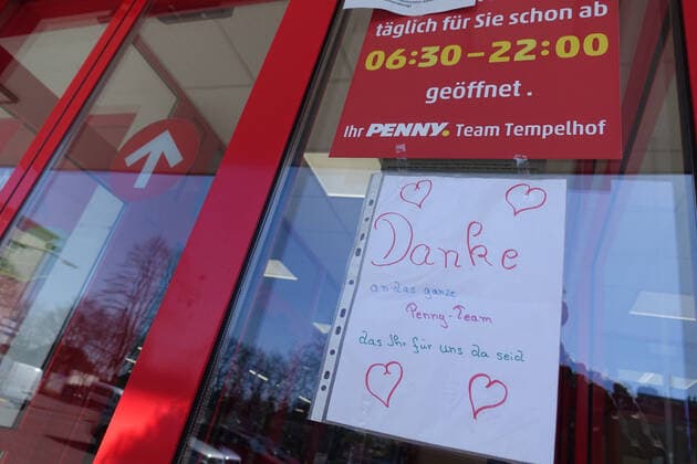 24 03 2020, Berlin, CEFR Thanks from customers to the employees of a supermarket in times of corona crisis everyday life, outdoor, outdoor shot, Berlin, corona epidemic, corona infection, corona pandemic, coronavirus, Covid 19, Covid 19, thank you, thank you, german, germany, discount, retail, europe, european, trade, nobody, penny, penny market, QF, landscape, supermarket, western europe, economy,