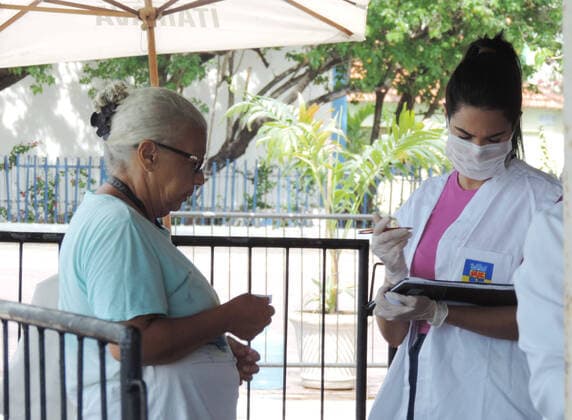 OLINDA, PE - 24.03.2020: DIA DE VACINAÇÃO NA CIDADE DE OLINDA PE - Vaccination in the city of Olinda this Tuesday (24), the city set up a Drive Thru system on the edge of Praia do Carmo, where a line of cars was formed and the elderly were treated and vaccinated in the car, but some elderly people got out of the car. car and go to the vaccination point. x1897323x  VeetmanoxPrem