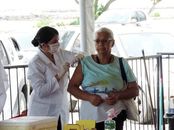 OLINDA, PE - 24.03.2020: DIA DE VACINAÇÃO NA CIDADE DE OLINDA PE - Vaccination in the city of Olinda this Tuesday (24), the city set up a Drive Thru system on the edge of Praia do Carmo, where a line of cars was formed and the elderly were treated and vaccinated in the car, but some elderly people got out of the car. car and go to the vaccination point. x1897332x  VeetmanoxPrem