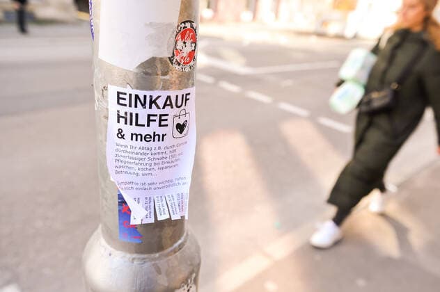 Corona virus Helping neighbours In the time of the corona crisis, volunteers in the city of Stuttgart and the region ask for neighbourhood help for senior citizens, sick people, pensioners, disabled people, people who belong to the risk group when shopping, fetching medication, baked goods Here stickers in Stuttgart West Stuttgart Baden Wuerttemberg Germany Copyright: xMaxxKovalenkox