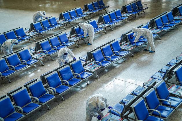 News Bilder des Tages (200324) -- WUHAN, March 24, 2020 -- Firefighters clean the seats after disinfection at the Wuhan Railway Station in Wuhan, central China s Hubei Province, March 24, 2020. Over 70 firefighters conducted a comprehensive disinfection at the railway station on Tuesday. (Photo by Xinhua) CHINA-HUBEI-WUHAN-RAILWAY STATION-DISINFECTION (CN) HexHanqiu 