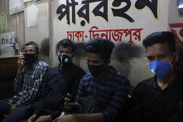 March 24, 2020, Dhaka, Bangladesh: People wear facemasks as they wait to leave the capital before the shutdown of all public transport amid the COVID -19 outbreak. Dhaka Bangladesh - ZUMAh143 20200324_zap_h143_008 Copyright: xMDxMehedixHasanx