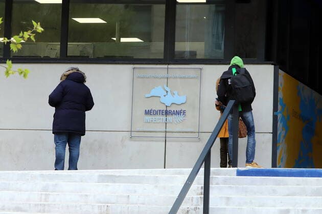 Coronavirus en France: file d attente pour depistage devant le IHU Méditerranée Infection ou consulte le Professeur Raoult qui prone l utilisation et la prescription de la Chloriquine pour soigner le Covid-19. Coronavirus in France: queue for screening in front of the IHU Méditerranée Infection or consults Professor Raoult who advocates the use and prescription of Chloriquine to treat Covid-19. 253182 0000-00-00 bouches du rhone Marseille France  Copyright: xRobertxPoulainx STAR_253182_004