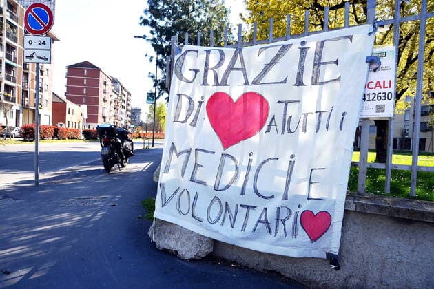 Milano Manifesto, banner in favor of doctors and volunteers in the field against coronavirus (Maurizio Maule Fotogramma, Milan - 2020-03-24) p.s. la foto e utilizzabile nel rispetto del contesto in cui e stata scattata, e senza intento diffamatorio del decoro delle persone rappresentate  Copyright: xMaurizioxMaulex xFOTOGRAMMAx