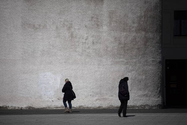 Two persons, taken in the city centre of Goerlitz, 24 03 2020 Saxony-wide there are exit restrictions due to the spread of the corona virus Goerlitz Germany Copyright: xFlorianxGaertner photothek.netx