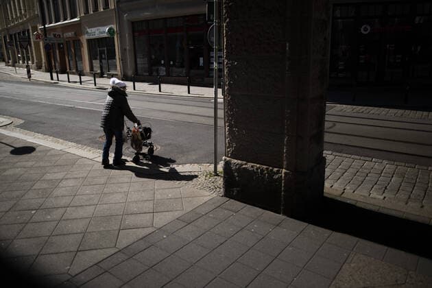 A single person, taken in the city centre of Goerlitz, 24 03 2020 Saxony-wide there are exit restrictions due to the spread of the corona virus Goerlitz Germany Copyright: xFlorianxGaertner photothek.netx