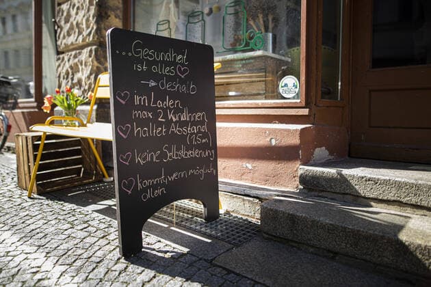 A sign in front of a shop points out rules because of the corona virus, taken in Goerlitz, 24 03 2020 Saxony-wide there are restrictions due to the spread of the corona virus Goerlitz Germany Copyright: xFlorianxGaertner photothek.netx
