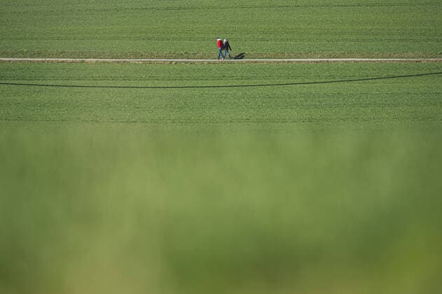 Two people go for a walk on a field path in Goerlitz, 24 03 2020 There are exit restrictions throughout Saxony due to the spread of the corona virus Goerlitz Germany Copyright: xFlorianxGaertner photothek.netx