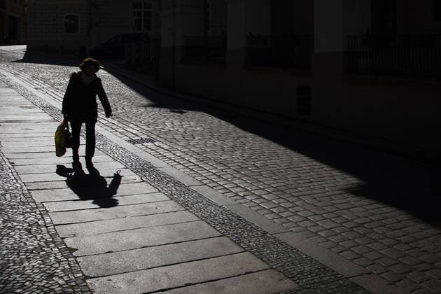 A single person, taken in the city centre of Goerlitz, 24 03 2020 Saxony-wide there are exit restrictions due to the spread of the corona virus Goerlitz Germany Copyright: xFlorianxGaertner photothek.netx