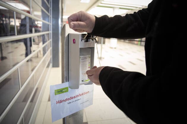 A man disinfects his hands before entering a supermarket in Goerlitz, 24 03 2020 Saxony-wide there are exit restrictions due to the spread of the corona virus Goerlitz Germany Copyright: xFlorianxGaertner photothek.netx