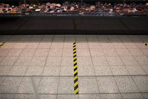 Lines on the floor indicate that the sausage is kept at a distance from the sausage shelf, recorded in Goerlitz, 24 03 2020 Throughout Saxony, there are restrictions on exit due to the spread of the corona virus Goerlitz Germany Copyright: xFlorianxGaertner photothek.netx