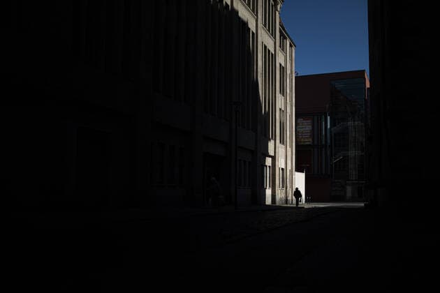 A single person, taken in the city centre of Goerlitz, 24 03 2020 Saxony-wide there are exit restrictions due to the spread of the corona virus Goerlitz Germany Copyright: xFlorianxGaertner photothek.netx