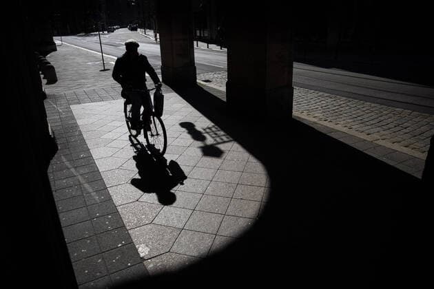 A single person, taken in the city centre of Goerlitz, 24 03 2020 Saxony-wide there are exit restrictions due to the spread of the corona virus Goerlitz Germany Copyright: xFlorianxGaertner photothek.netx