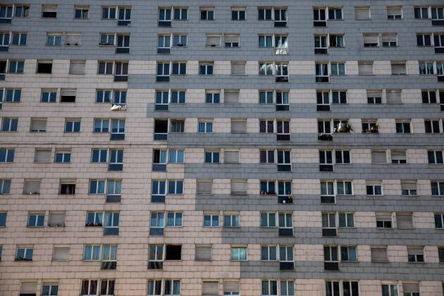 Puteaux, France, March 24, 2020 - Atmosphere in the business district of La Defense after the head of state ordered people to stay home to stop the spread of Covid-19 - Illustration of a building facade housing confined people.  Copyright: xAlexisxSciardx