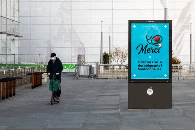 Puteaux, France, March 24, 2020 - Atmosphere in the business district of La Defense after the head of state ordered people to stay home to stop the spread of Covid-19 - A billboard thanks caregivers who are currently fighting the Coronavirus epidemic.  Copyright: xAlexisxSciardx