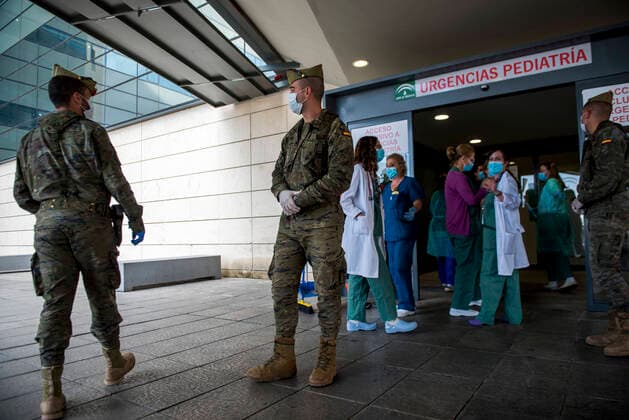 March 24, 2020, Granada, Spain: Members of La Legion of the Spanish army together with health staff at the emergency door, during the covid-19 pandemic..After 11 days of the state of emergency in Spain due to the coronavirus outbreak, there are more than 29,900 infected and 2,700 deaths. Granada Spain - ZUMAs197 20200324_zaa_s197_033 Copyright: xCarlosxGilx