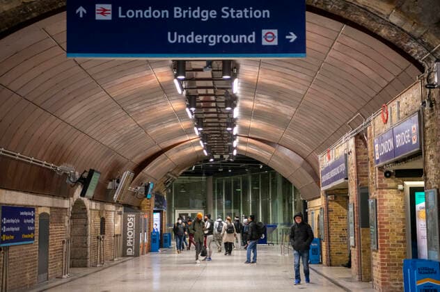 March 24, 2020, London, London, United Kingdom: March 24, 2020, London, UK: London had a busy morning in the City few hours after Prime Minister Boris Johnson addressing the nation from 10 Downing Street, London, as he placed the UK on lockdown as the Government seeks to stop the spread of coronavirus (COVID-19). Picture of busy London Bridge station. London United Kingdom - ZUMAp175 47092572st Copyright: xEricaxDezonnex