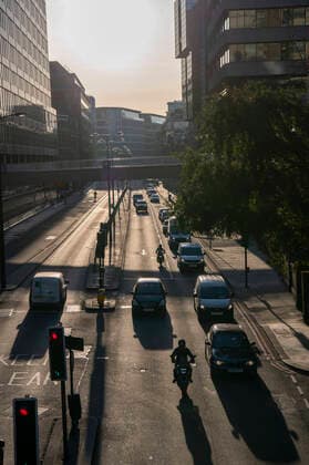 March 24, 2020, London, London, United Kingdom: March 24, 2020, London, UK: London had a busy morning in the City few hours after Prime Minister Boris Johnson addressing the nation from 10 Downing Street, London, as he placed the UK on lockdown as the Government seeks to stop the spread of coronavirus (COVID-19). Picture car traffic close to London Bridge. London United Kingdom - ZUMAp175 47092574st Copyright: xEricaxDezonnex