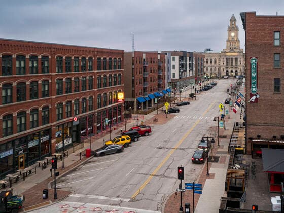 News Bilder des Tages March 24, 2020, Des Moines, Iowa, U.S: A deserted historic neighborhood in downtown Des Moines. Many of the city s residents chose to stay in their homes Tuesday. On Tuesday morning, 24 March, Iowa reported over 120 confirmed cases of the Coronavirus (SARS-CoV-2) and COVID-19. Restaurants, bars, movie theaters, places that draw crowds are closed for at least 30 days. The Governor has not ordered shelter in place but several Mayors, including the Mayor of Des Moines, have asked residents to stay in their homes for all but the essential needs. People are being encouraged to practice social distancing and many businesses are requiring or encouraging employees to telecommute. Des Moines U.S. - ZUMAk94_ 20200324_zaf_k94_004 Copyright: xJackxKurtzx