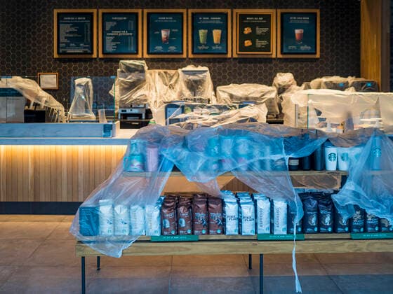 March 24, 2020, Des Moines, Iowa, U.S: A downtown Des Moines coffee shop closed until further notice because of the coronavirus. On Tuesday morning, 24 March, Iowa reported over 120 confirmed cases of the Coronavirus (SARS-CoV-2) and COVID-19. Restaurants, bars, movie theaters, places that draw crowds are closed for at least 30 days. The Governor has not ordered shelter in place but several Mayors, including the Mayor of Des Moines, have asked residents to stay in their homes for all but the essential needs. People are being encouraged to practice social distancing and many businesses are requiring or encouraging employees to telecommute. Des Moines U.S. - ZUMAk94_ 20200324_zaf_k94_014 Copyright: xJackxKurtzx