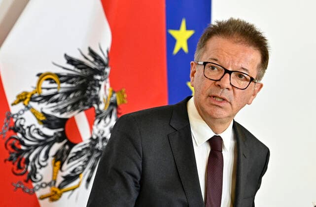 Vienna 24 03 2020, Vienna, AUT, Coronavirus crisis, Austria, press conference, Securing care and elderly care, in picture Health Minister Rudolf Anschober Gruene during a press conference of Austrian Goverment about the Coronavirus Pandemic in Vienna, Austria on 2020 03 24  EP_pool
