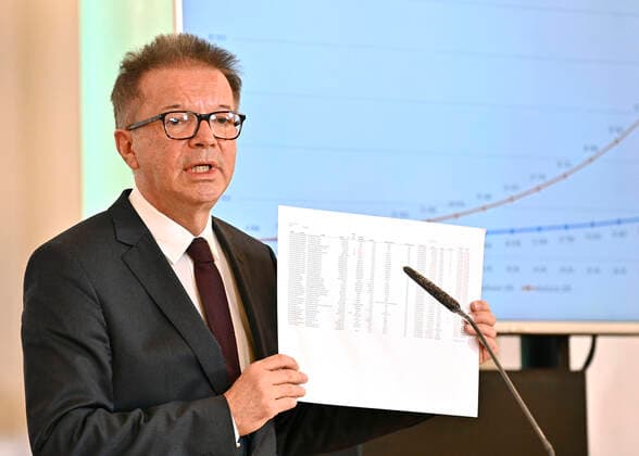 Vienna 24 03 2020, Federal Chancellery, Vienna, AUT, Coronavirus crisis, Austria, press conference, News about the coronavirus, in picture Health Minister Rudolf Anschober Gruene during a press conference of Austrian Goverment about the Coronavirus Pandemic at the Federal Chancellery in Vienna, Austria on 2020 03 24  EP_pool