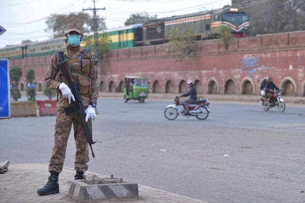 News Bilder des Tages Pakistani army and ranger officials patrolling Pakistani army and ranger officials are patrolling high alert during the complete lockdown due to increasing coronavirus cases in country, as preventive measure against the spread of the Coronavirus (COVID- 19) in Lahore. Pakistan on Tuesday reported its seventh death from the novel coronavirus in the country and 16 new cases taking the nationwide toll of positive cases to 908. Pakistani authorities said they d shut down train, bus operations across the country until March 31 in an effort to contain the spread of the virus. Lahore Punjab Pakistan Copyright: RanaxSajidxHussain