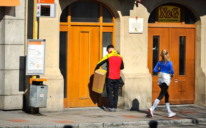 COVID 19, restrictions in public life Corona crisis in Stuttgart Many shops, pubs, stores are closed Crowds of more than two people are not allowed in public places in Baden Wuerttemberg for the time being Delivery services like here DHL have a lot to do, as shopping facilities are limited Stuttgart Baden Wuerttemberg Germany Copyright: xMaxxKovalenkox