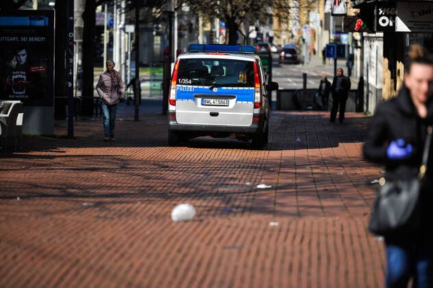 COVID 19, restrictions in public life Corona crisis in Stuttgart Many shops, pubs, stores are closed Police controls the pedestrian zone in Bad Cannstatt Crowds of more than two people are no longer allowed in public places in Baden Württemberg for the time being Also the number of public transport u A light rail Copyright: xMaxxKovalenkox