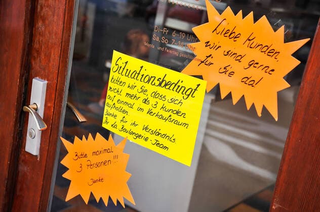 COVID 19, restrictions in public life Corona crisis in Stuttgart Many shops, pubs, stores are closed Here in front of the entrance of a bakery, in Stuttgart West Crowds of more than two people are no longer allowed in public places in Baden Wuerttemberg for the time being Also the number of public transport u A l Copyright: xMaxxKovalenkox