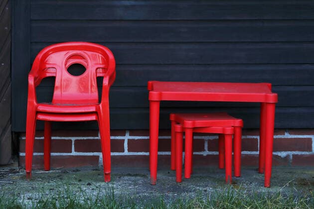 Rote Kindermöbel - Sitzgelegenheiten - Sitzmöbel - Kindersitzmöbel - GER, Germany, Deutschland, Berlin, 19.03.2020 - Berlin-Mitte (Ortsteil Wedding): Rote Kindersitzgarnitur vor einer Laube in einem Garten im Ortsteil Wedding. *** Rote Kindermöbel Sitzgelegenheiten Sitzungsmöbel Kindersitzmöbel GER, Germany, Deutschland, Berlin, 19 03 2020 Berlin Mitte Ortsteil Wedding Red childrens seating set in front of an arbour in a garden in the district of Wedding