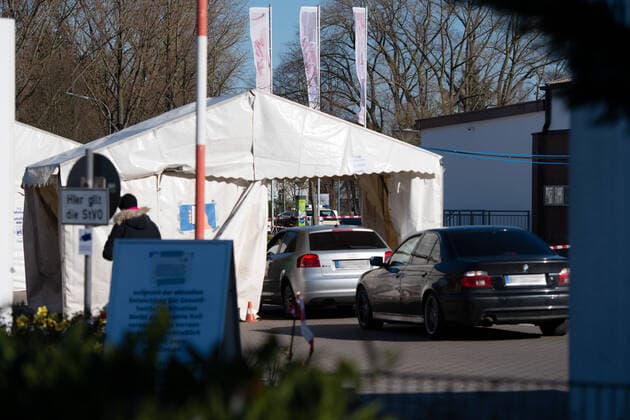 Herford, Germany 24 03 2020 Coronavirus smear site in Herford On Monday, 23 03 2020 a doctor died at the smear site in Herford The doctor is said to have helped with the smears of the coronavirus Covid 19 from his retirement In the picture cars, suspected cases and patients are waiting at the central smear site Herford, Herford Germany