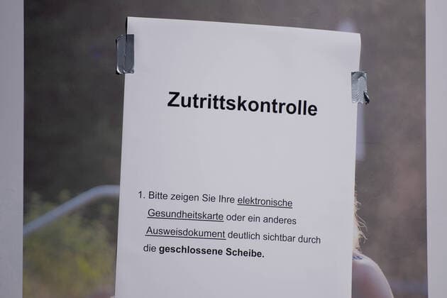 Herford, Germany 24 03 2020 Coronavirus smear site in Herford On Monday, 23 03 2020, a doctor died at the smear site in Herford The doctor is said to have helped with the smears of the coronavirus Covid 19 from his retirement In the picture An information sheet at the central smear site in Herford for access control An identity card is required, Herford Germany
