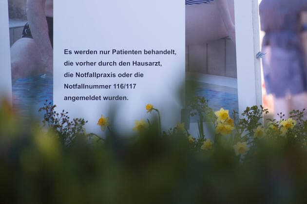 Herford, Germany 24 03 2020 Coronavirus smear site in Herford On Monday, 23 03 2020, a doctor died at the smear site in Herford The doctor is said to have helped with the smears of the coronavirus Covid 19 from his retirement In the picture An information sheet at the central smear site in Herford that only registered patients are treated, Herford Germany