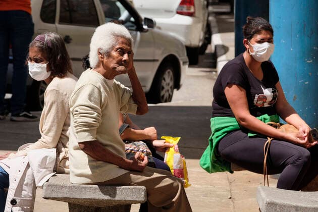 SÃO PAULO, SP - 24.03.2020: IDOSOS NAS RUAS - Sanitation of streets and urban devices, as a preventive measure against coronavirus, in the vicinity of Hospital das Clínicas. x1897470x  JoãoxAlvarez