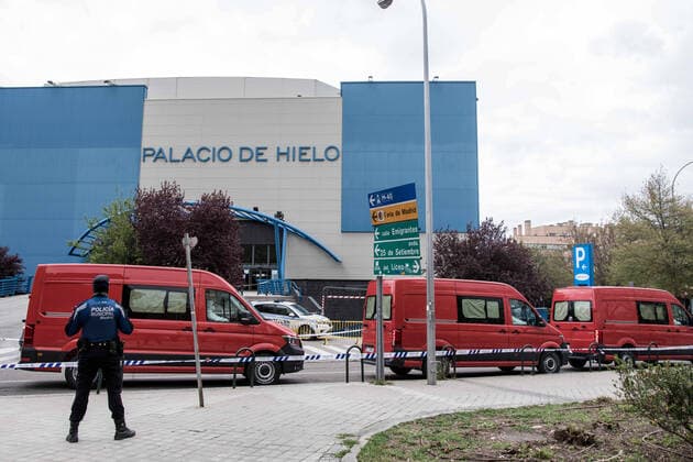 March 24, 2020, Madrid, Spain: Spanish army red vans leaving Palacio de Hielo after dropping the corpses of those killed by the virus..The ice rink of Palacio de Hielo mall (Ice Palace) is used by the Spanish Army as a morgue due to local funeral homes being over capacitated due to COVID-19. Spain plans to continue its quarantine measures at least through April 11. Madrid Spain - ZUMAs197 20200324_zaa_s197_095 Copyright: xBraisxGonzalezxRoucox