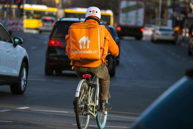 A supplier of delivery on a bicycle in Berlin on 24 March 2020 To slow down the spread of the coronavirus COVID 19, the federal and state governments decided to impose further restrictions After museums, theatres, sports events etc. were banned from yesterday, meetings with