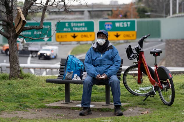 March 24, 2020, Washinton, District of Columbia, USA: A man with a mask sits on a bench on Tuesday, March 24, 2020, in Washington, District of Columbia. Washinton USA - ZUMAg214 20200324_znp_g214_022 Copyright: xSaitxSerkanxGurbuzx