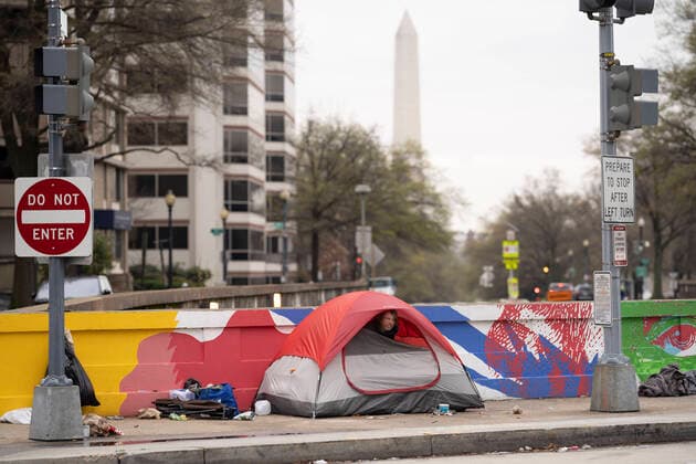 March 24, 2020, Washinton, District of Columbia, USA: A homeless man stays in his tent with the Washington Monument in the background on Tuesday, March 24, 2020, in Washington, District of Columbia. Washinton USA - ZUMAg214 20200324_znp_g214_023 Copyright: xSaitxSerkanxGurbuzx