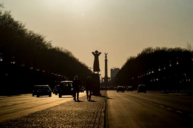 A very empty street of 17 June in Berlin on 24 March 2020 To slow down the spread of the coronavirus COVID 19, the federal and state governments decided to impose further restrictions After museums, theatres, sports events etc. were banned, as of yesterday, meetings with more than