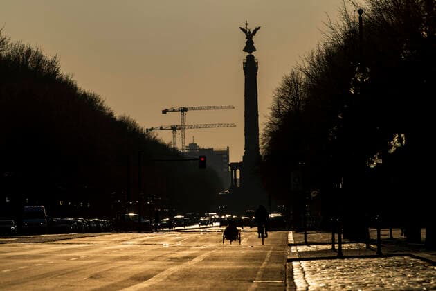 A very empty street of 17 June in Berlin on 24 March 2020 To slow down the spread of the coronavirus COVID 19, the federal and state governments decided to impose further restrictions After museums, theatres, sports events etc. were banned, as of yesterday, meetings with more than