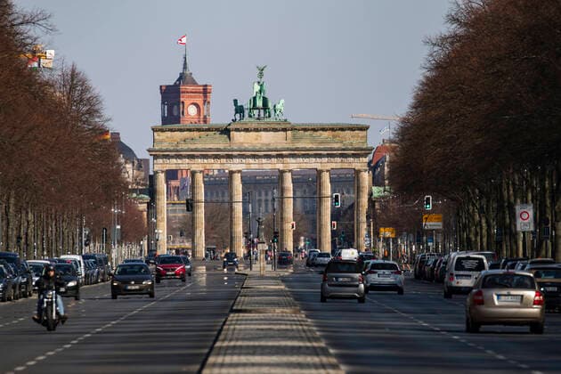 A very empty street of 17 June in Berlin on 24 March 2020 To slow down the spread of the coronavirus COVID 19, the federal and state governments decided to impose further restrictions After museums, theatres, sports events etc. were banned, as of yesterday, meetings with more than