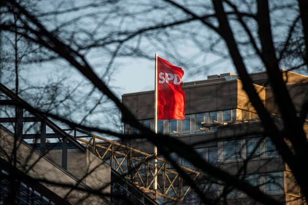 The flag of the SPD on the Willy Brandt House in Berlin on 24 March 2020 In order to slow down the spread of the corona virus COVID 19, the federal and state governments decided to impose further restrictions After museums, theatres, sports events etc. were banned from yest